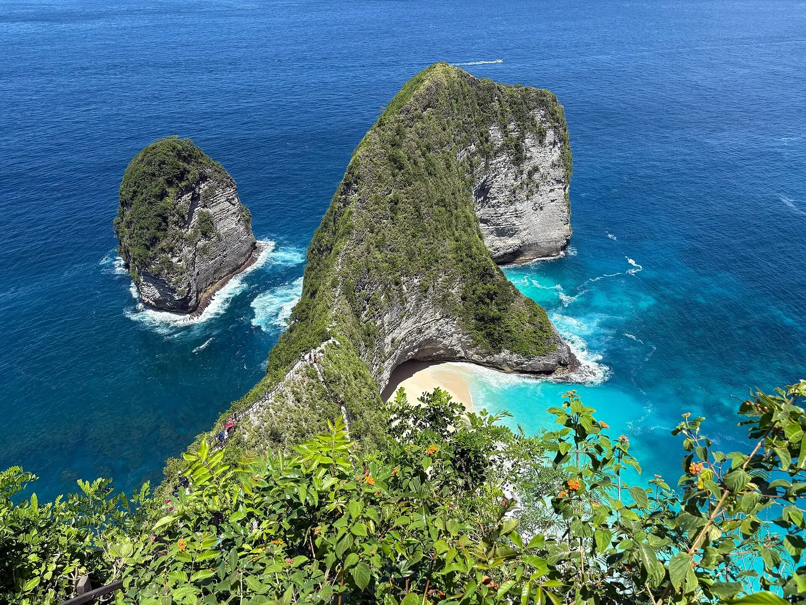 Cliffside viewpoint over Kelingking Beach's twin rock outcrops and turquoise bay, Nusa Penida